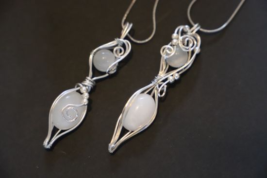 Immagine di Ciondoli “Soffio di Luna” – Selenite e Quarzo Ialino 2pz